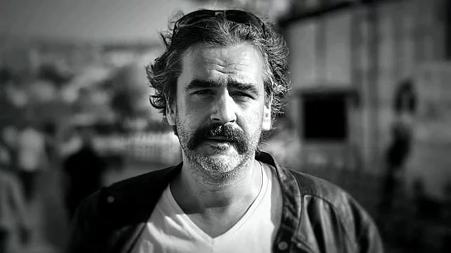 14 Şubat 2017'de kendi isteğiyle ifade vermek için gittiği emniyette gözaltına alınan Yücel, 27 Şubat'ta "halkı kin ve düşmanlığa tahrik ve terör propagandası yapmak" suçlamasıyla tutuklanmıştı