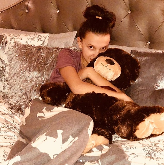 Millie, yakınlarda kendisine hediye gelen oyuncak ayı ile bir fotoğraf paylaştı.