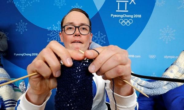 Antti Koskinen, Finlandiya snowboard antrenörü bu yıl da kış olimpiyatlarına örgü örme yetenekleri ile damga vurdu.