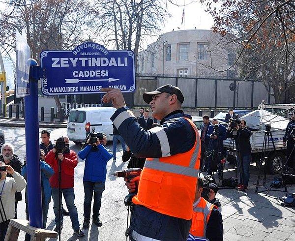 Büyükşehir Belediyesi’nin aldığı karar, valilik tarafından onaylandıktan sonra ‘Nevzat Tandoğan Caddesi’ tabelası sökülerek yerine ‘Zeytin Dalı Caddesi’ tabelası asıldı.