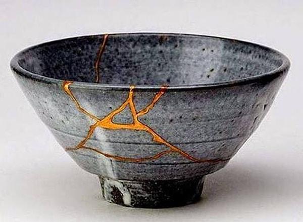 12. Kintsugi ya da kusurdaki güzelliği görme bilgeliği ya da kırılan eşyaları değerli madenlerle tamir etme sanatı.