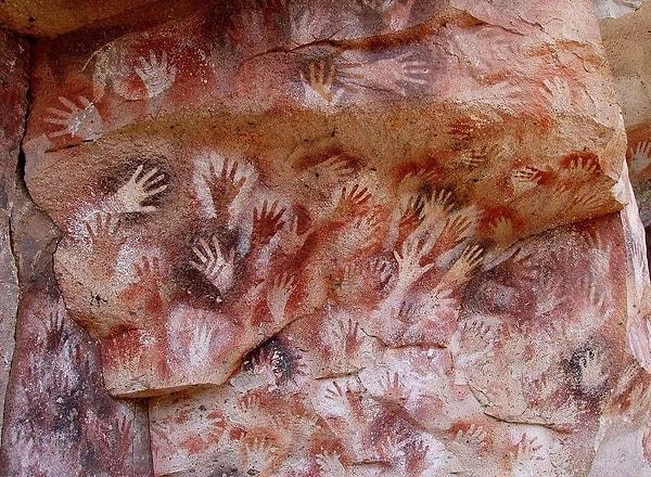 17. Arjantin'deki bir mağarada bulunan bu el izleri gerçekten inanılmaz, çünkü yaklaşık 10.000 yıl öncesine ait! Dile kolay, 10.000 yıl..