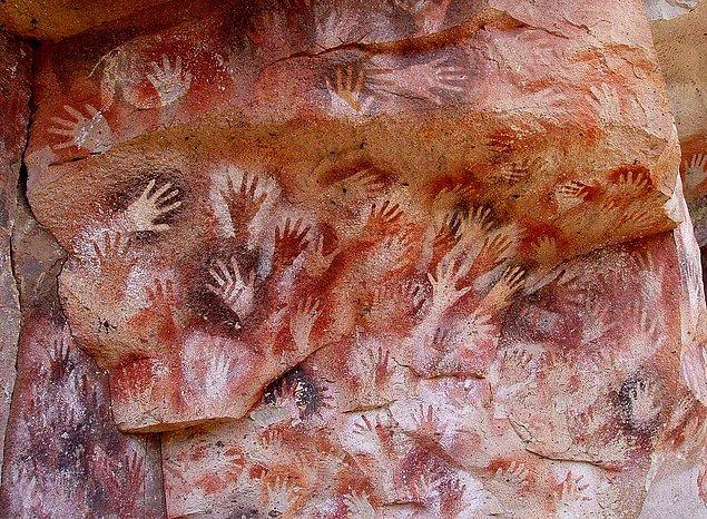 17. Arjantin'deki bir mağarada bulunan bu el izleri gerçekten inanılmaz, çünkü yaklaşık 10.000 yıl öncesine ait! Dile kolay, 10.000 yıl..