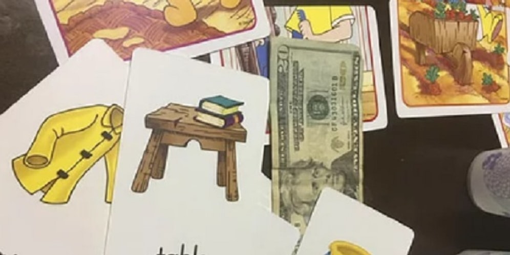 Не отец, а настоящее сокровище! Он делает сюрпризы, каждый раз пряча деньги для своей дочки в самых неожиданных местах