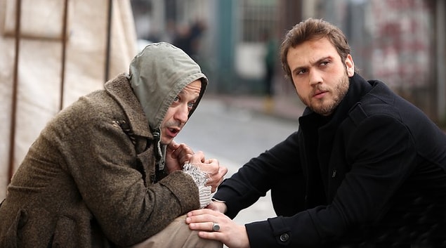 Yamaç hemen Nazım'ın peşine Aliço'yu taktı. Nazım'ın ofisine giden Aliço bir de ne görsün? Bunun öpücük aşkı Gazeteci Kız Nazım'la buluşmuş onunla işbirliği yapıyor!