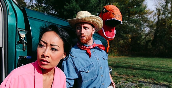 Вместо того, чтобы сделать банальные фотографии своей помолвки, эта пара решила спорадировать известных киногероев!