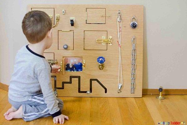 17. Büyük bir suntadan yapılan bu oyuncakta kapı kilitleri, şifreli kilitler, miniş şalterler, ipler, zincirler ya da benzer malzemeler kullanılabilir.