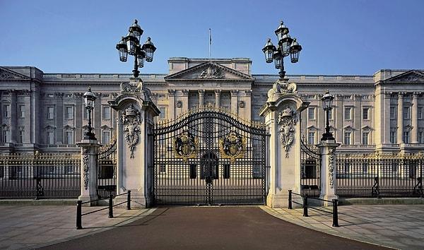 Buckingham Sarayı, Kraliçe II. Elizabeth'in Birleşik Krallık'taki Londra ikametgahı. Ayrıca evim güzel evim demek için de ideal bir yer...