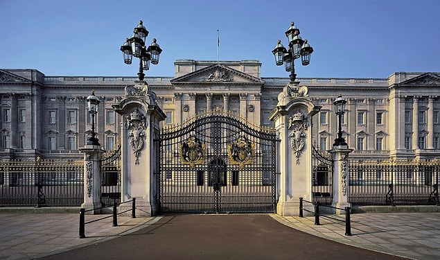 Buckingham Sarayı, Kraliçe II. Elizabeth'in Birleşik Krallık'taki Londra ikametgahı. Ayrıca evim güzel evim demek için de ideal bir yer...