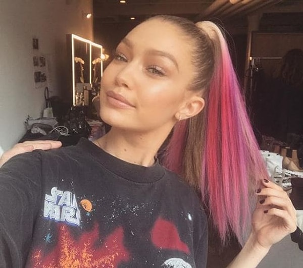 3. Звезды стараются держать телефон на уровне или выше глаз, когда делают селфи