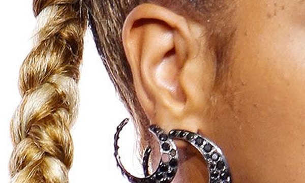 11. И последнее: чье это ушко?