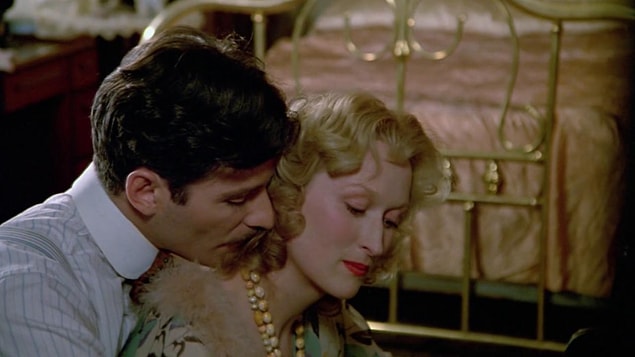 4. İkinci Dünya Savaşı sırasında yaşayan Yahudi bir annenin yürek burkan dramını izlediğimiz Sophie'nin Seçimi adlı filmle 1983 yılında dördüncü Oscar adaylığı...