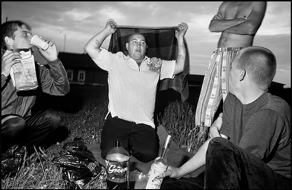 10. Сделать это было несложно, ведь чтобы заслужить уважение бандитов, им просто достаточно в необходимом количестве покупать водку и еду.