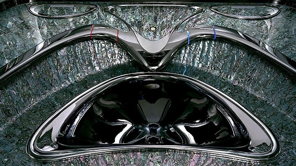 Ник также делится своими мыслями о богатых людях: