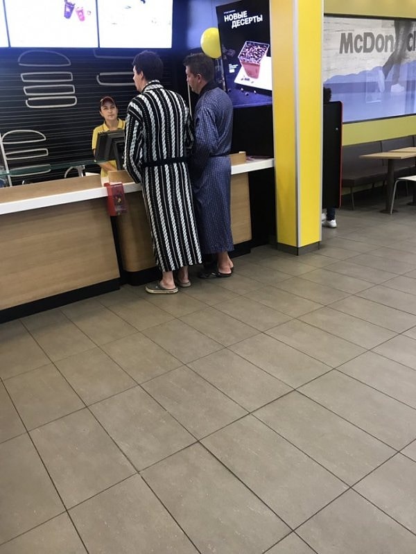 16. Это у них там мода такая или ночью переодеваться было лень?