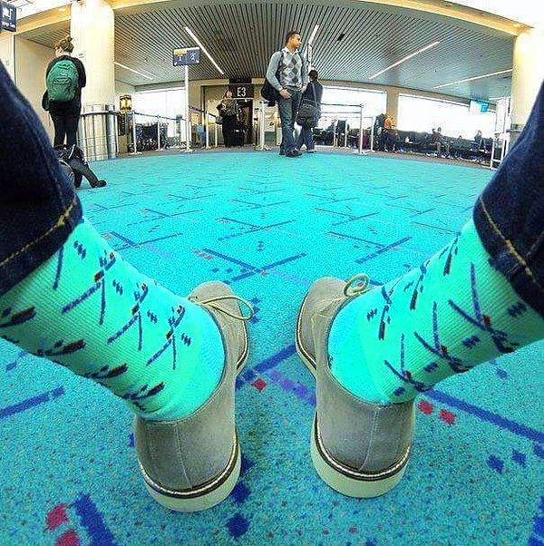 27. Amerika, Portland Uluslararası Havaalanı'nda yer döşemeleriyle uyumlu çoraplar satın almak mümkün!