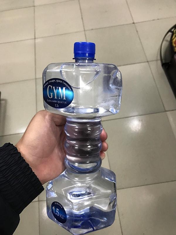 14. Dambıl şeklinde tasarlanmış bir su şişesi. (Yemeğe "besin" diyen beylere benzemiyor mu?) 🙄