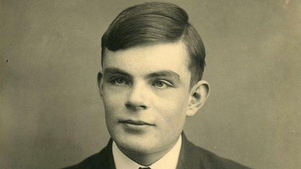 Bilinen ilk örneklerden biri dünyaca ünlü matematikçi Alan Turing'e eşcinsellik nedeniyle uygulandı