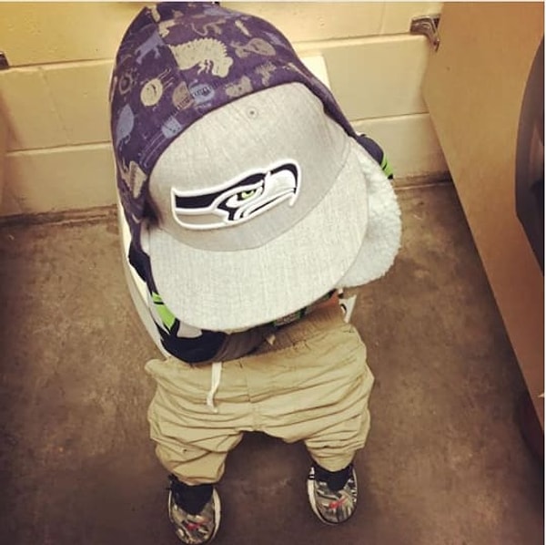 2. Тот момент, когда ты взял сына на футбол первый раз в его жизни, и это единственное фото, которое ты сделал в этот памятный день.