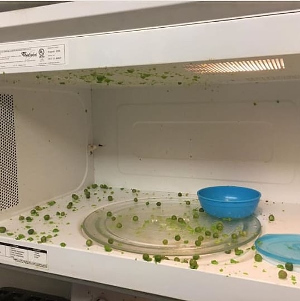 5. Подогреть горошек в микроволновке для своего малыша - миссия невыполнима.