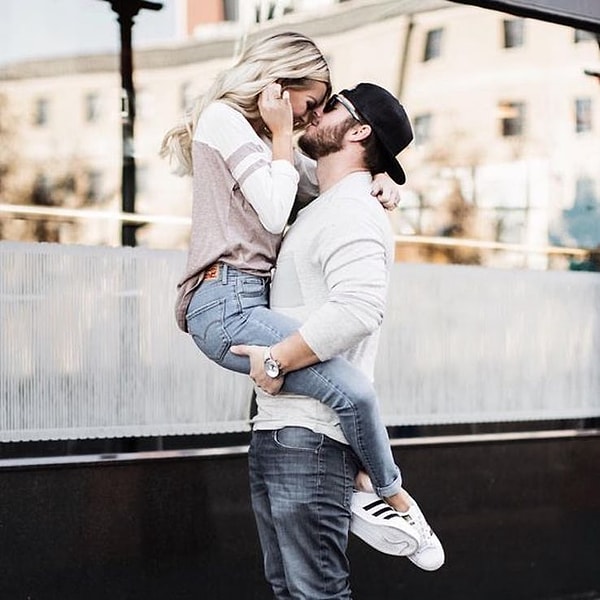 2. "Если она откладывает телефон, это говорит мне о том, что я ей интересен"