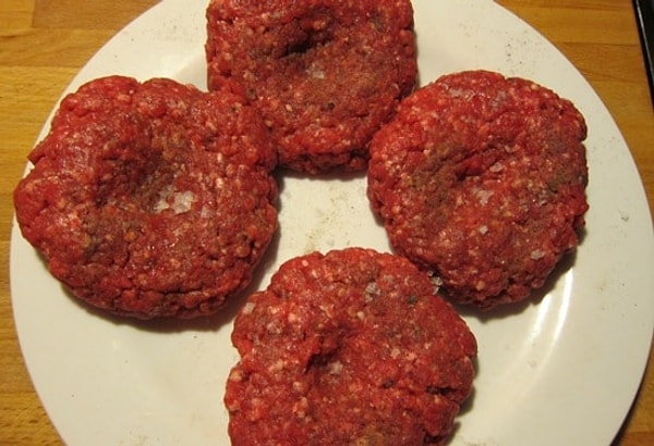 7. Чтобы котлеты для бургеров запеклись на барбекю равномерно, сделайте небольшие углубления в центре каждой из них