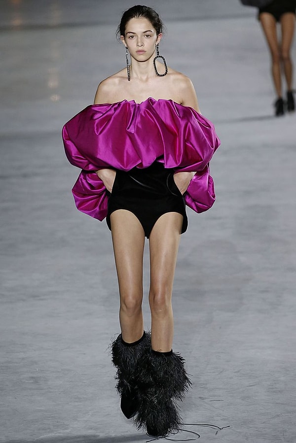 К тому же, для торжества Рири выбрала наряд от Saint Laurent и выглядела в этот вечер просто потрясающе, как и положено имениннице 😍👇