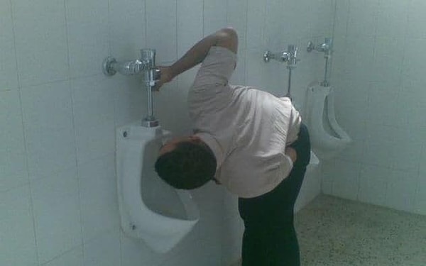 20. Насколько же надо отчаяться, чтобы пить воду из писсуара? Чувак, что ты сделал со своей жизнью?