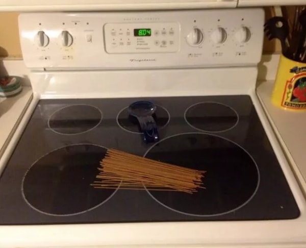 9. "Попросила мужа поставить лапшу на плиту"