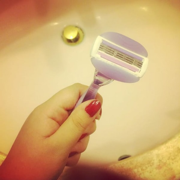 9. Но когда спустя два месяца все же решаешься на бритье, смотришь на то, как "шевелюра" уплывает в водосток и чувствуешь какое-то небывалое очищение души и тела 😂