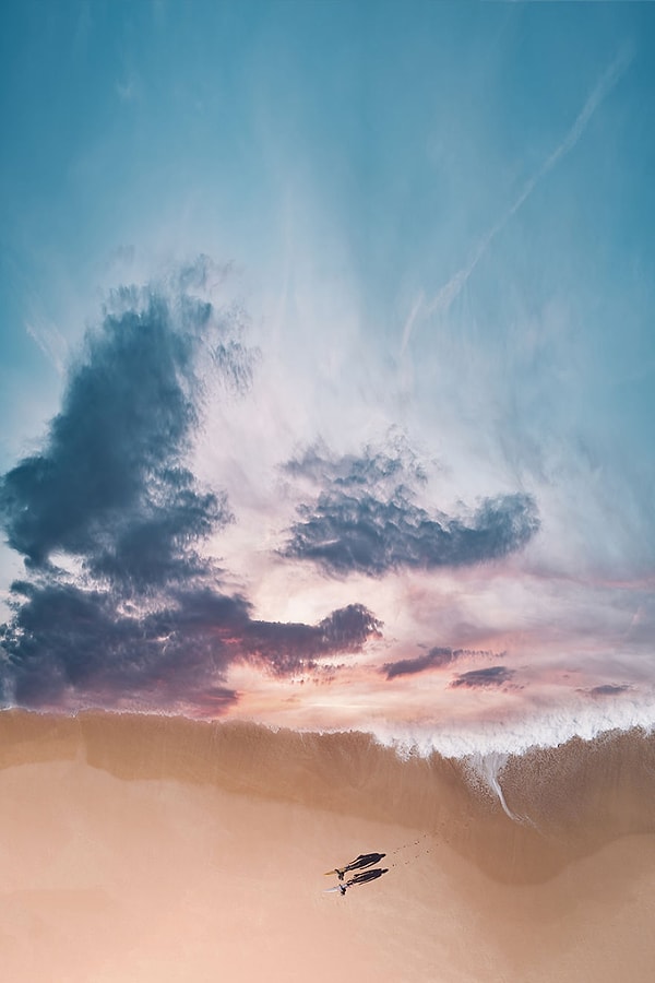 2. Каждая работа мастера - это коктейль из снимков, сделанных из окна самолета в разное время и в разных странах.