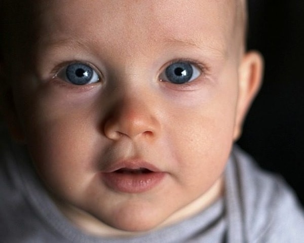 4. Красный - первый цвет, который видит новорождённый. Его различают даже младенцы в возрасте 2-х недель. Вероятнее всего, дело в том, что красный цвет имеет самую большую длину волны, а она гораздо проще обрабатывается рецепторами мозга ребёнка.