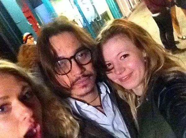 14. "Aman tanrım az önce Johnny Depp'le tanıştım ve ona sosisli yedirdim!" 🤣