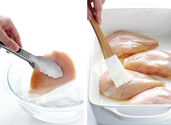 5. Tavuk göğsünün piştikten sonra çok kuru olmaması için pişirmeden önce tuzlu ılık suda bekletebilirsiniz.