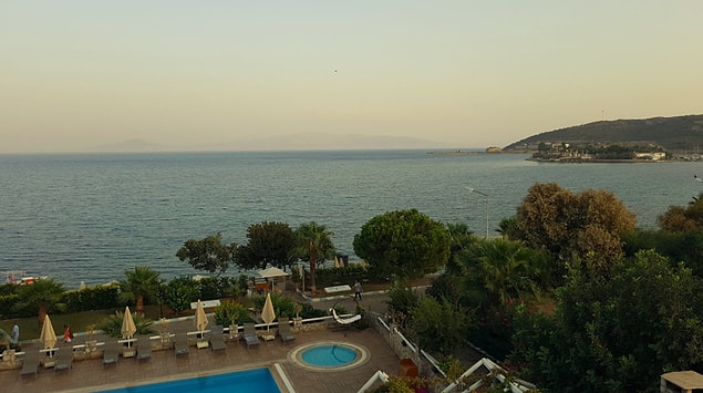 Uslu Otel'in mükemmel manzarasını izlerken işte bu çılgın insanlar bize bunları düşündürdü...
