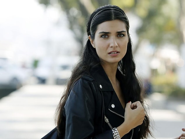 2. Tuba Büyüküstün güzeller güzeli upuzun saçlarını bir anda kısacık kestirerek müthiş bir cesaret örneği göstermişti.