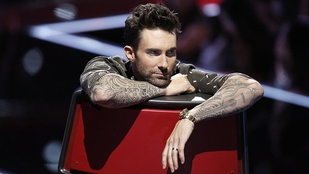 9. Maroon 5'ın solisti Adam Levin de maalesef bir dönem saçlarını sarıya boyatmak ve hatta bir dönem de tamamen kazıtmak gibi farklı tarzlar denemişti.