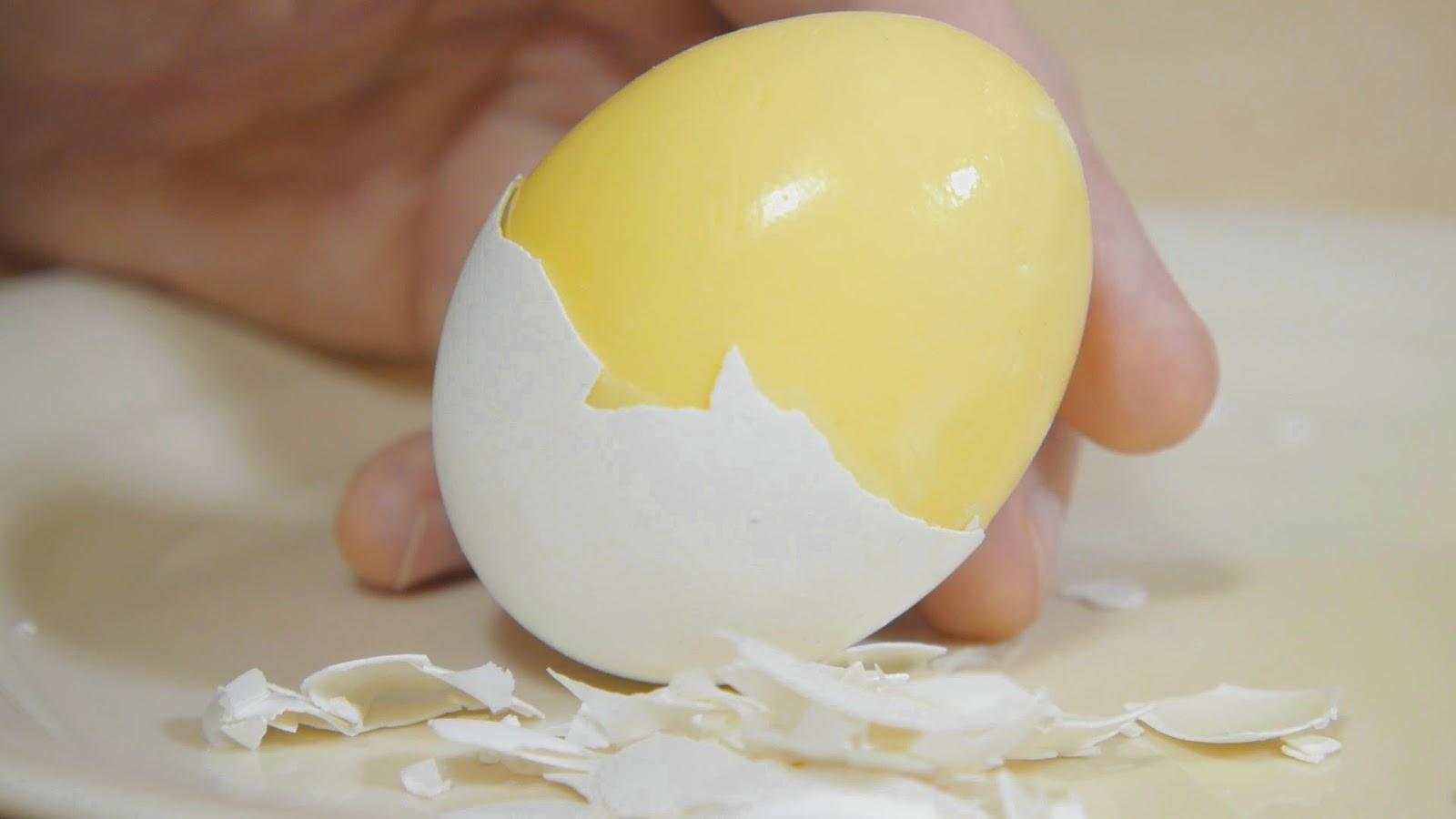 Куриное яйцо без белка. Вареные яйца. Вареное золотое яйцо. Яйцо вареное в скорлупе. Необычные куриные яйца.