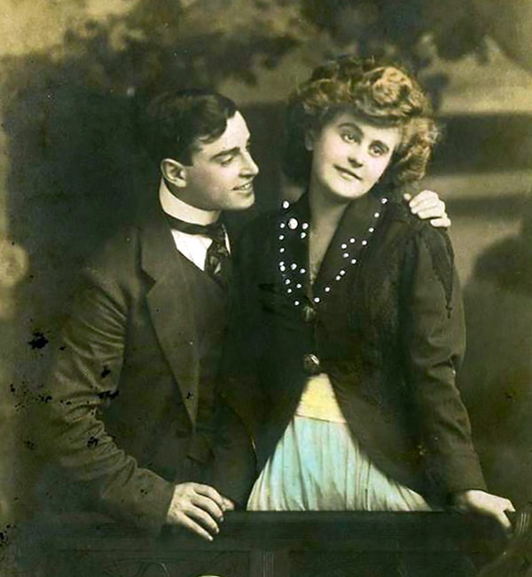 14. Любовь - это всячески пытаться завоевать её внимание...