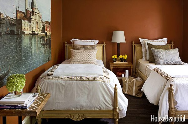 21. Terracotta rengiyle romantik bir film sahnesinden kalma yatak odası