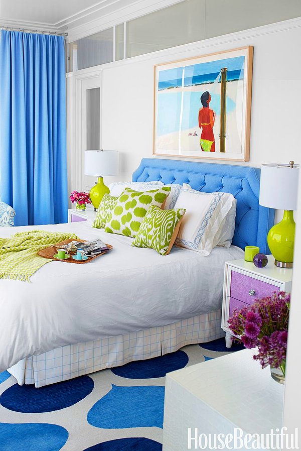 24. Lim yeşili ve pastel mavi ile hem sıcak hem de ferah yatak odası
