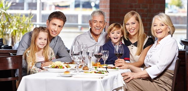 Ваш идеальный праздник - грандиозный ужин с самыми родными в каком-нибудь ресторане!