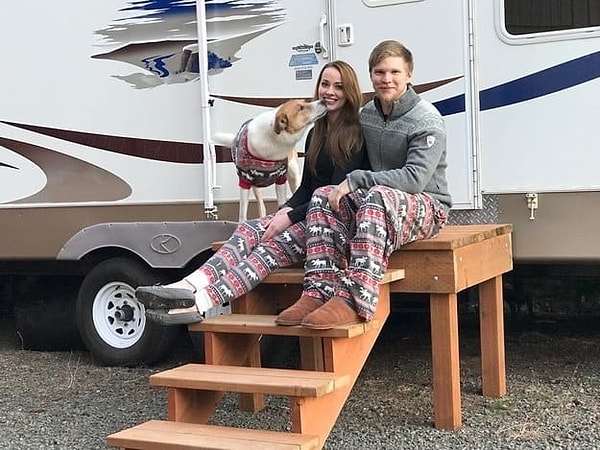 12. Ну это даже, наверное, мило. Пара сшила пижаму для своего пса из такой же ткани, как и у них