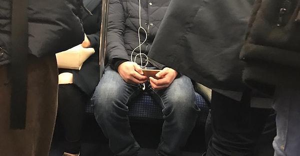 1. Metroda müzik dinleyen adamın kulaklığının aldığı şekle bakın. Sol anahtarından başka bir şey değil bu!