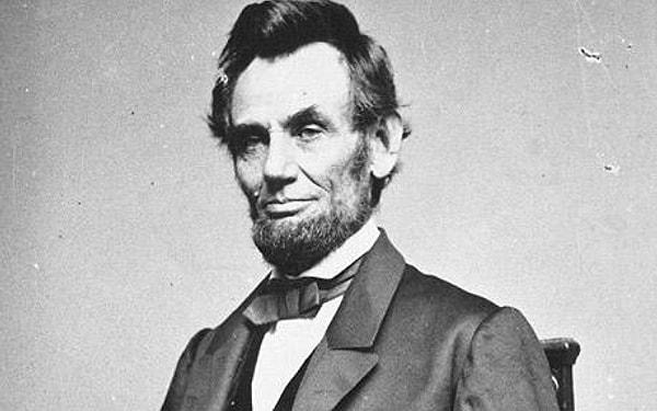 4. Abraham Lincoln bir defasında öyle nefes kesici bir konuşma yapmış ki, gazeteciler not almayı bırakıp onu öylece dinlemişler. Bu yüzden bu konuşmada neler söylediği bilinmiyor.