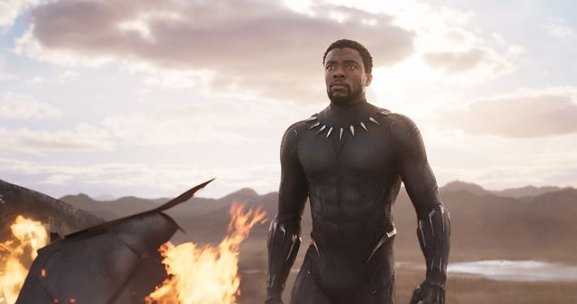 6. T'Challa'nın taktığı Kara Panter kolyesi çok ağır duruyor değil mi? Aslında kolye hafif kauçuktan yapılma.