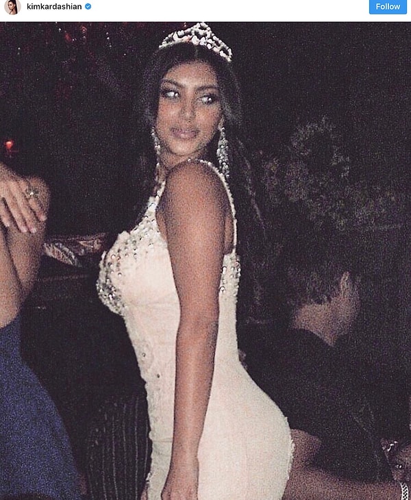 12. А вот и Ким при полном параде в платье принцессы и с тиарой на голове на одном из своих выходов в свет в 2007 году в Лас-Вегасе.