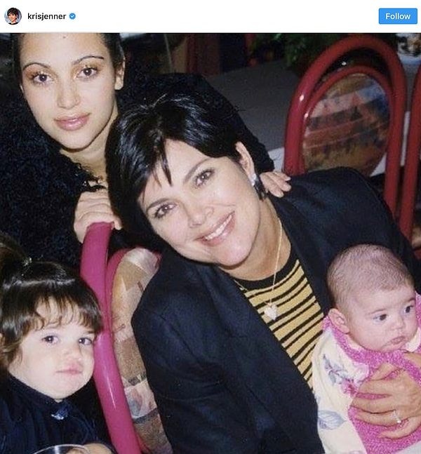 14. В семействе Кардашян случилось очередное пополнение: встречайте Кендалл и Кайли! И обратите внимание на брови Ким: даже селебрити грешили бровями «тонкими-тонкими, как ниточки, удивленно приподнятыми» 😆