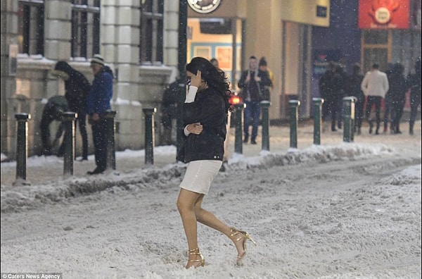 3. Классический образ англичанки, собирающейся отплясывать всю ночь в клубе под местные хиты, - это короткое коктейльное платье без рукавов, каблуки и, как правило, отсутствие каких-либо колготок.