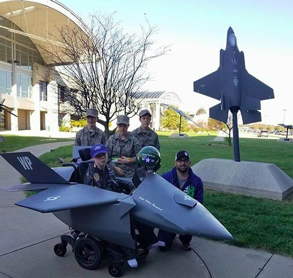 Теперь мальчик мог не ограничиваться только пиратской повязкой на глаз - у него был целый корабль!